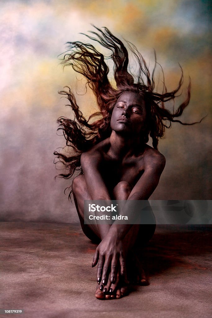 Naked corpo pintado mulher posando com o cabelo voando em todos os lugares - Foto de stock de Adulto royalty-free