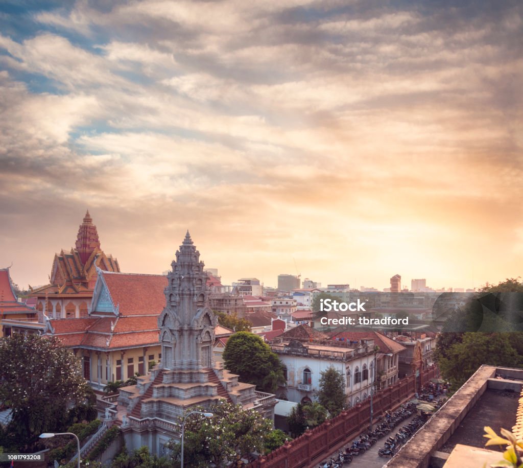 Wat Ounalom At Sunset In Phnom Penh, Cambodia Phnom Penh Stock Photo