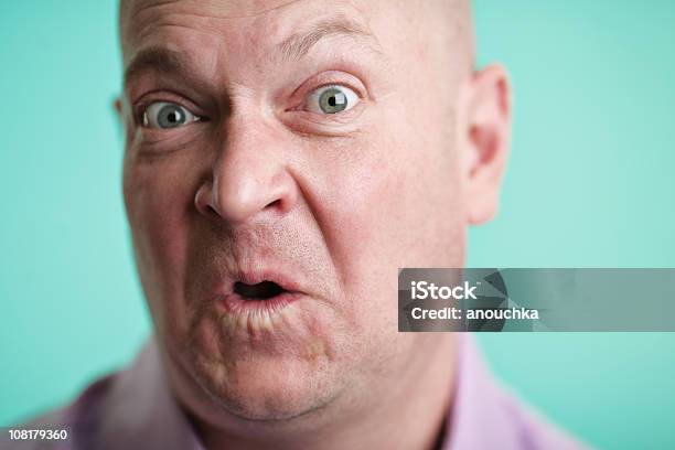 Retrato De Homem Tomada Expresion Facial Sobre Fundo Azul - Fotografias de stock e mais imagens de 40-49 Anos