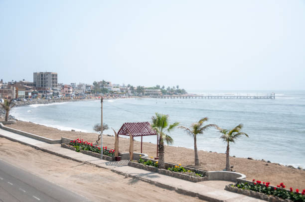 пляж хуанчако в перу - huanchaco стоковые фото и изображения