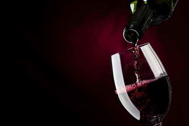 versare il vino in un bicchiere - scodella immagine foto e immagini stock