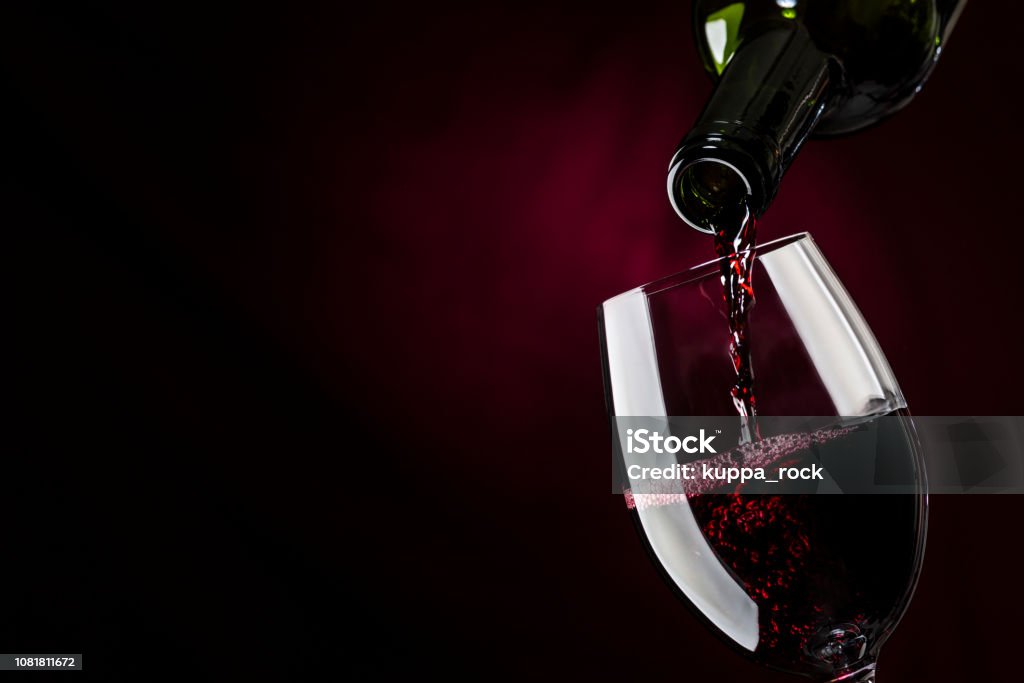 グラスにワインを注ぐ - ワインのロイヤリティフリーストックフォト