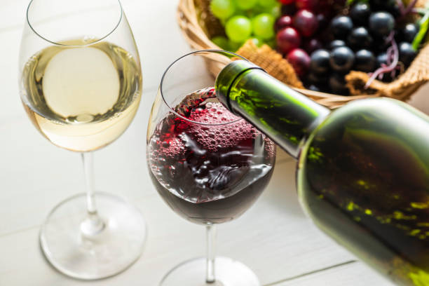 グラスにワインを注ぐ - ワイン ストックフォトと画像