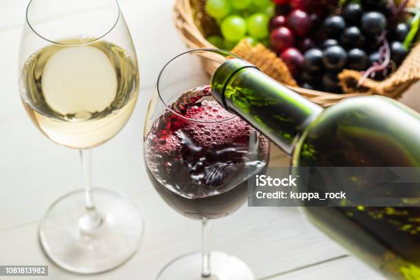 グラスにワインを注ぐ - ワインのストックフォトや画像を多数ご用意 - ワイン, 赤ワイン, 白色