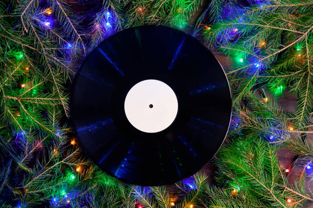 disco de gramófono de vinilo de estilo de navidad para navidad lista de reproducción. música de amor de concepto. plano vista copia espacio. - retro christmas audio fotografías e imágenes de stock