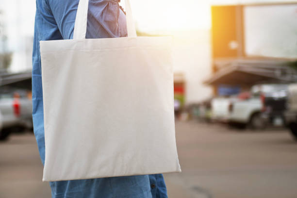 femme tenant le sac de coton pour faire du shopping. eco concept - tote bag photos et images de collection