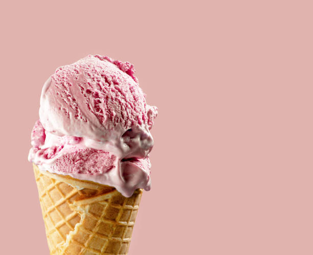 helado en cono de galleta sobre fondo rosa - ice cream cone fotografías e imágenes de stock