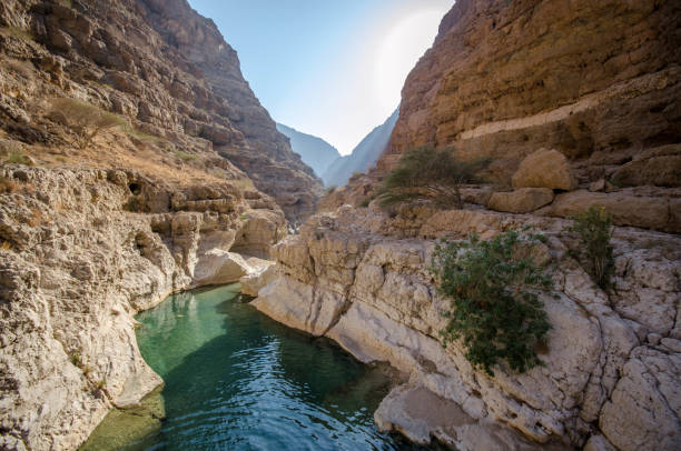 piscinas naturais de wadi shab - omã - travel adventure water oman - fotografias e filmes do acervo