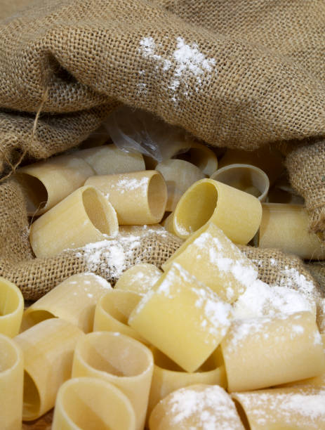 パスタ小麦粉とジュート袋 - wheat pasta flour italy ストックフォトと画像