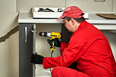 der-bauherr-macht-reparaturen-in-der-wohnung.jpg?b=1&s=170x170&k=20&c=1JoSISE7qO-HoF05xrLW-w_FW4c_kDAaS9zVi163Jz0=