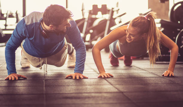 flessioni in palestra. - friendship women exercising gym foto e immagini stock