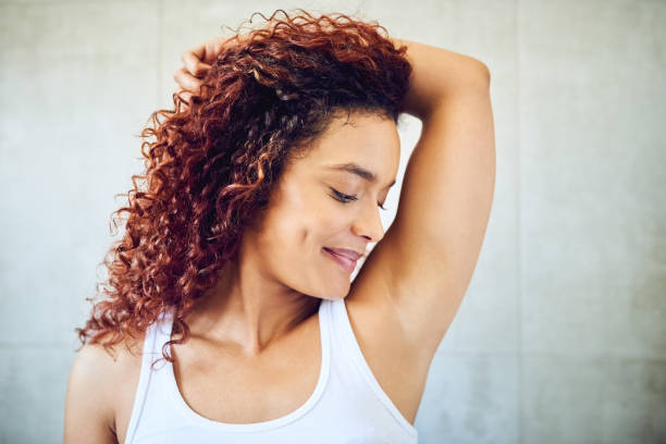 no more dark spots! - waxing armpit women beauty treatment imagens e fotografias de stock