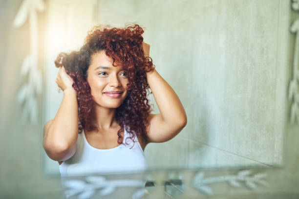 tem todo o volume que eu quero! - hair care hairstyle women curly hair - fotografias e filmes do acervo