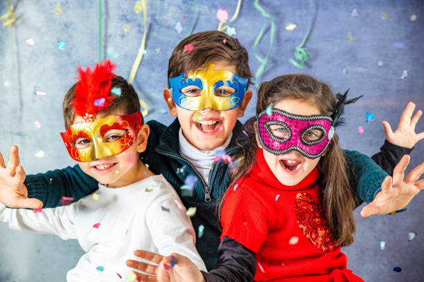 3 人の子供が家で一緒にカーニバルを祝って - costume stage costume party carnival ストックフォトと画像