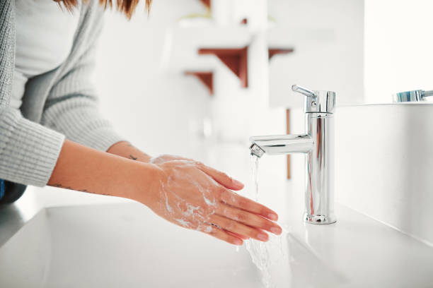 lavez-vous les mains régulièrement pour garder les germes. - washing hand photos et images de collection