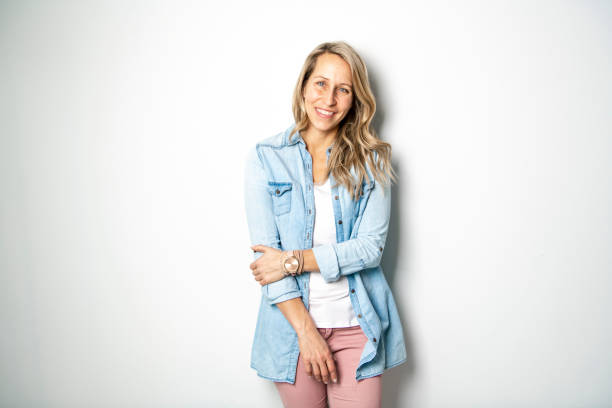 mujer bella de 30 años sonriendo en studio blanco - 25 30 years cheerful vertical studio shot fotografías e imágenes de stock