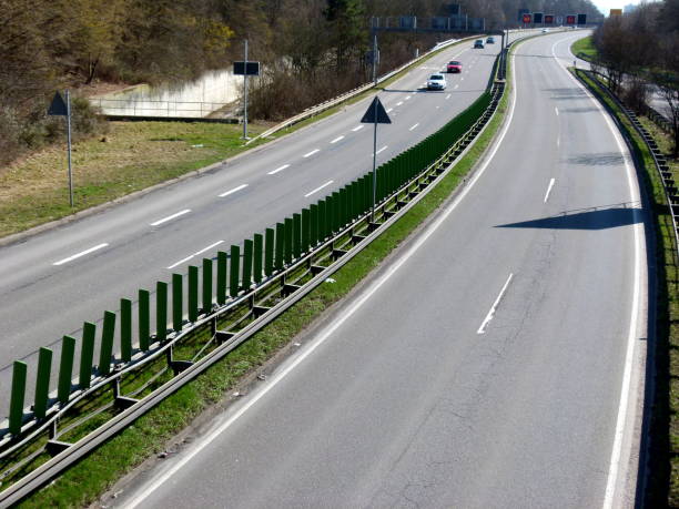 vierspurige schnell-straße mit wenig verkehr - autopista de cuatro carriles fotografías e imágenes de stock