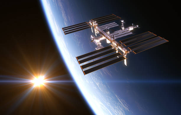 stazione spaziale internazionale sullo sfondo del sole nascente - satellite view earth globe sunrise foto e immagini stock