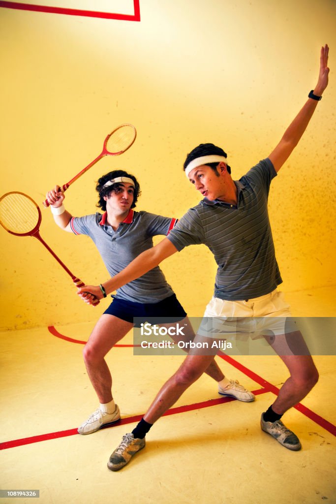 Двое мужчин, которые позируют и играть в сквош на корте - Стоковые фото Кабачок - Тыквенные роялти-фри