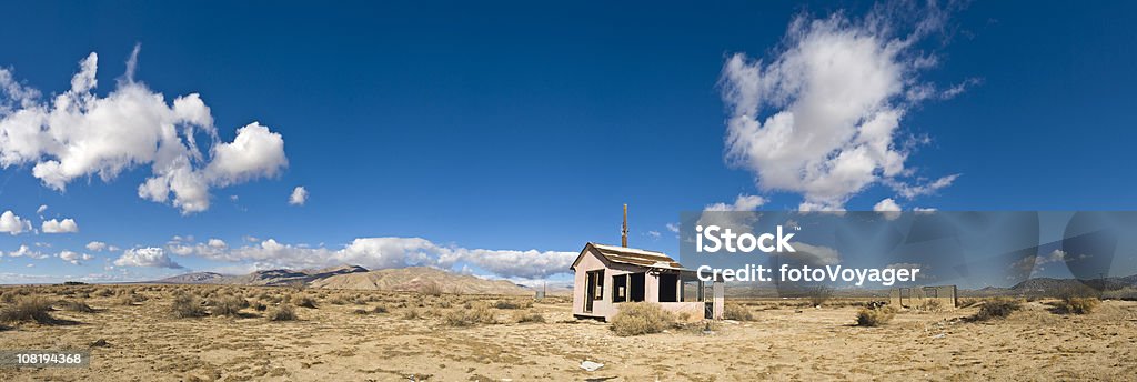 Abadoned House in der Wüste vor blauem Himmel - Lizenzfrei Bungalow Stock-Foto