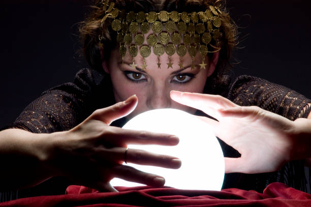 fortune teller e sfera di cristallo brillante - fortune telling foto e immagini stock