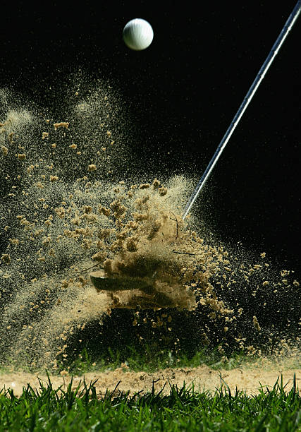 balle de golf être atteint - sand trap golf sand trap photos et images de collection