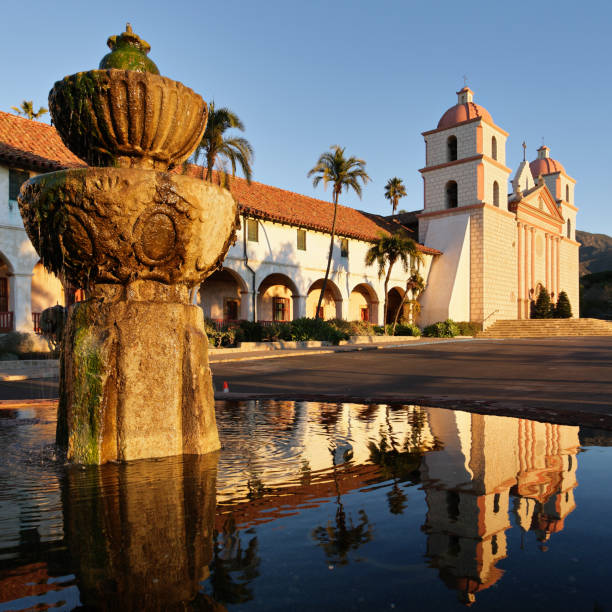 mission de santa barbara et la fontaine au lever du soleil - mission santa barbara photos et images de collection