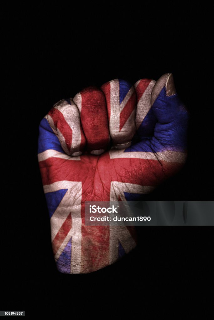Clenched кулак с британским флагом окрашенный, изолированные на черный - Стоковые фото Британский флаг роялти-фри