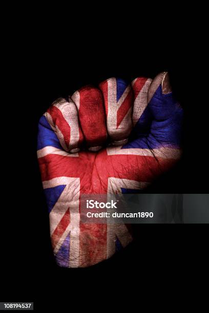 Clenched Кулак С Британским Флагом Окрашенный Изолированные На Черный — стоковые фотографии и другие картинки Британский флаг