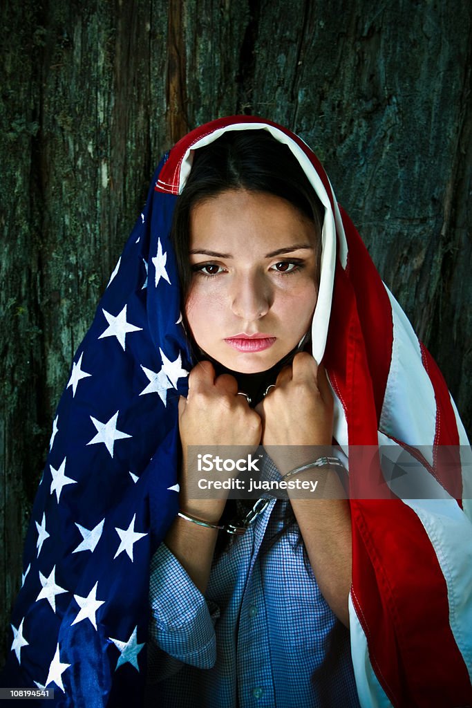 Junge Frau mit US-Flagge und Handschelle - Lizenzfrei Rassismus Stock-Foto