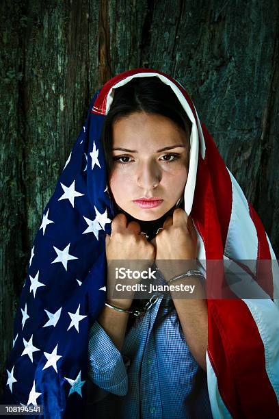 Junge Frau Mit Usflagge Und Handschelle Stockfoto und mehr Bilder von Rassismus - Rassismus, Ungerechtigkeit, USA