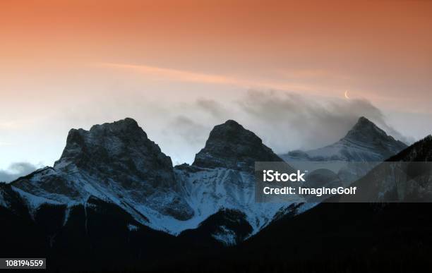 Três Irmãs Montanhas Em Canmore - Fotografias de stock e mais imagens de Três Objetos - Três Objetos, Pico da montanha, Montanha