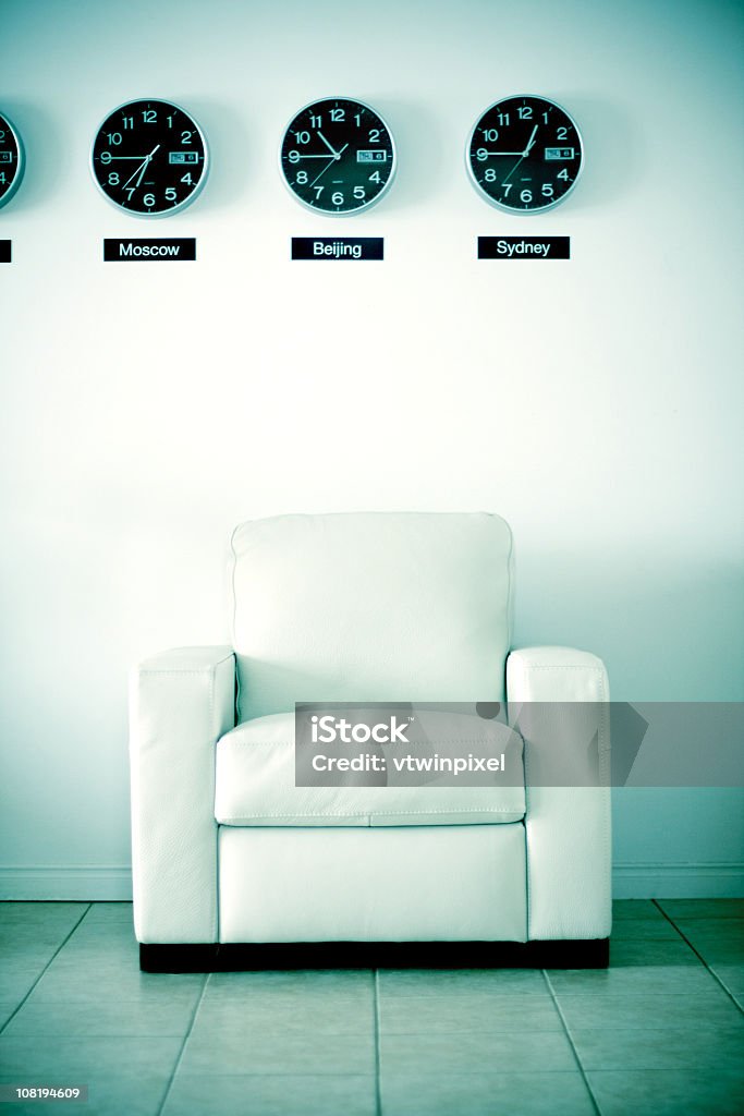 인명별 사무용 의자 아래에 세계 시계 - 로열티 프리 0명 스톡 사진