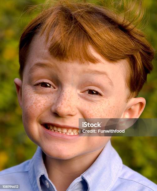 Menino Com Cabelo Ruivo Freckles Irlandês Criança Sorridente Cabelo Ruivo - Fotografias de stock e mais imagens de 6-7 Anos