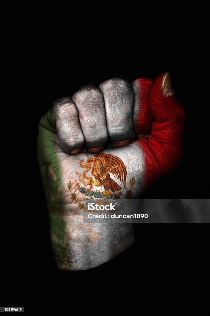Clenched punho pintado com a Bandeira mexicana, isolado no preto - Royalty-free México Foto de stock