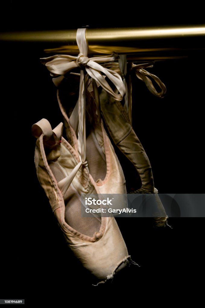Ob Ballettschuhen hängen Messing Rail, Low-Key - Lizenzfrei Ballettschuh Stock-Foto