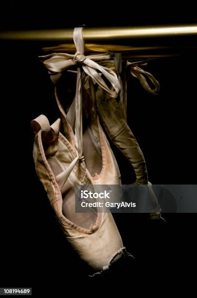 Ob Ballettschuhen Hängen Messing Rail Lowkey Stockfoto und mehr Bilder von Ballettschuh - Ballettschuh, Ballett, Alt