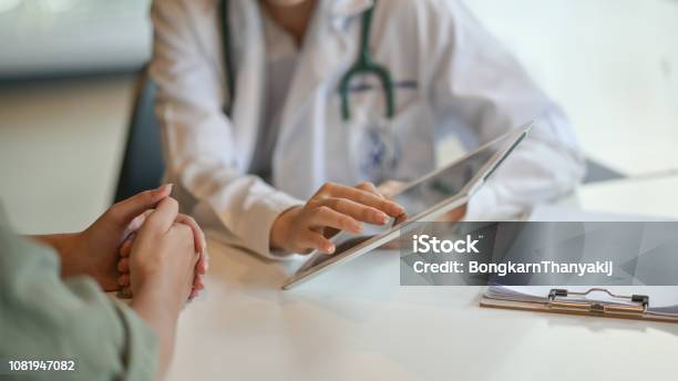 デジタル タブレットの患者にいくつかの情報を示す医師のショット - 医師のストックフォトや画像を多数ご用意 - 医師, 患者, 医療診断