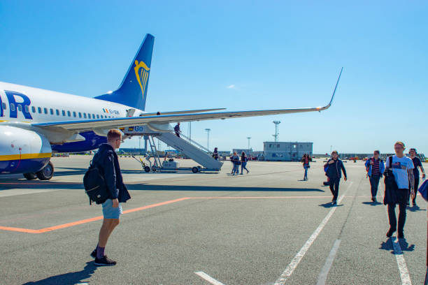 地上で航空機と夏の日のコペンハーゲン空港 - summers day ストックフォトと画像