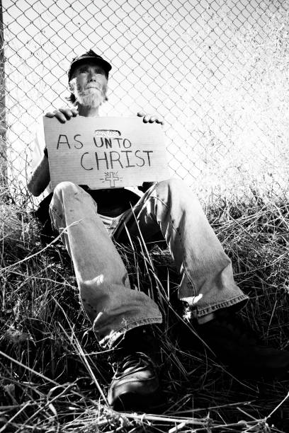 Pozbawionych człowiek gospodarstwa Znak "Cofnij Chrystus”, (czarny i biały – zdjęcie