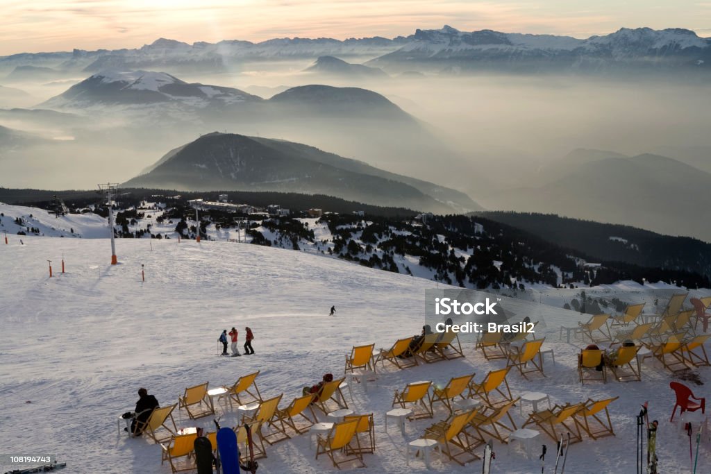 Leżakami siedzi na zewnątrz w śniegu z nart Hill Mountain - Zbiór zdjęć royalty-free (Restauracja)