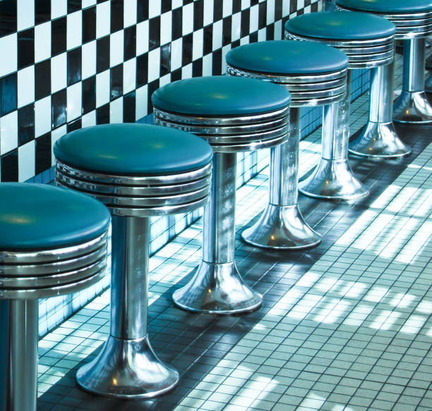 маршрут 66 классический ретро-diner стула - drive in restaurant стоковые фото и изображения