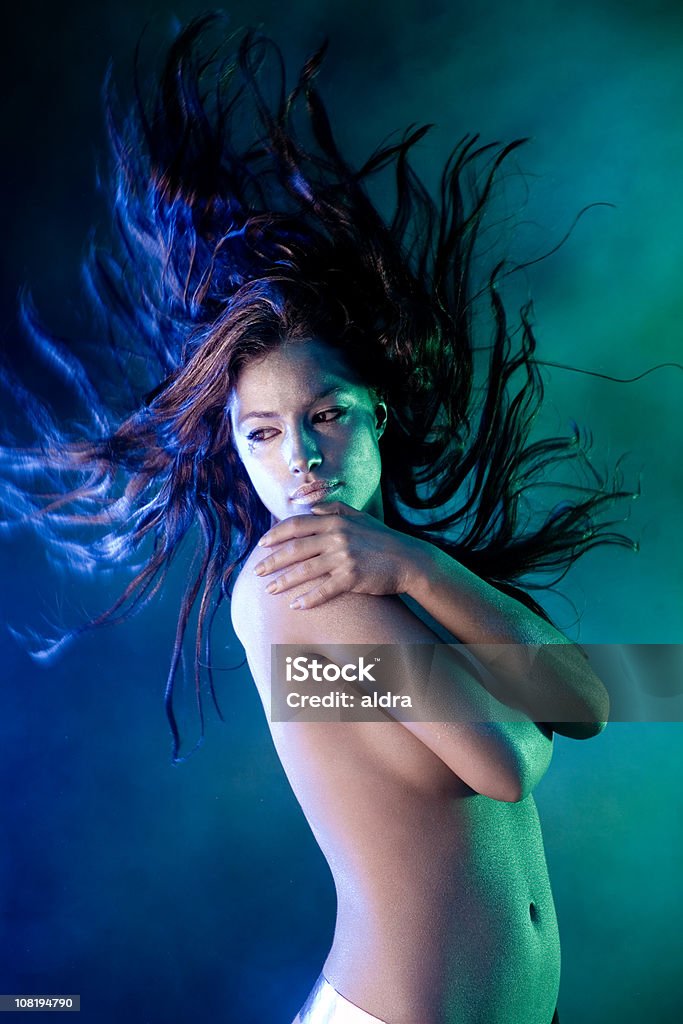 Naked Jovem mulher posando com o cabelo voando - Foto de stock de Adulto royalty-free