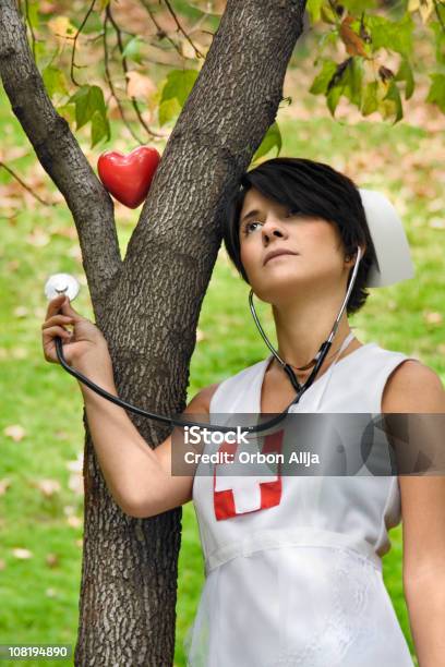 Enfermeira Mulher Verificar O Coração De Árvore Com Estetoscópio - Fotografias de stock e mais imagens de Estetoscópio