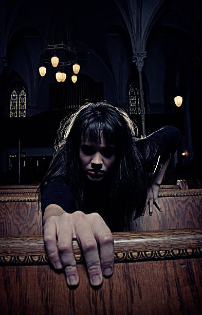 sombre spooky femme gothique de la cathédrale - cathedral gothic style indoors church photos et images de collection