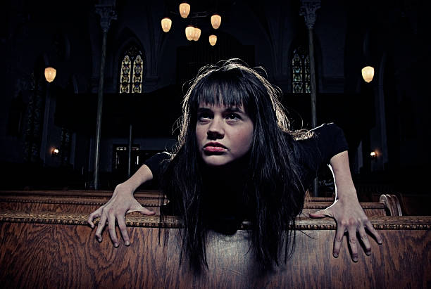 sombre spooky femme gothique de la cathédrale - cathedral gothic style indoors church photos et images de collection