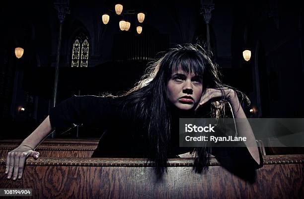 Gótico Oscuro Mujer En La Antigua Catedral Espeluznante Foto de stock y más banco de imágenes de Aburrimiento