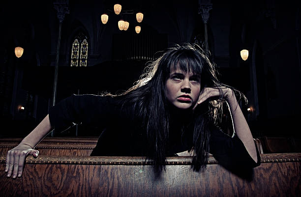 sombre spooky femme gothique de la cathédrale - cathedral gothic style indoors church photos et images de collection