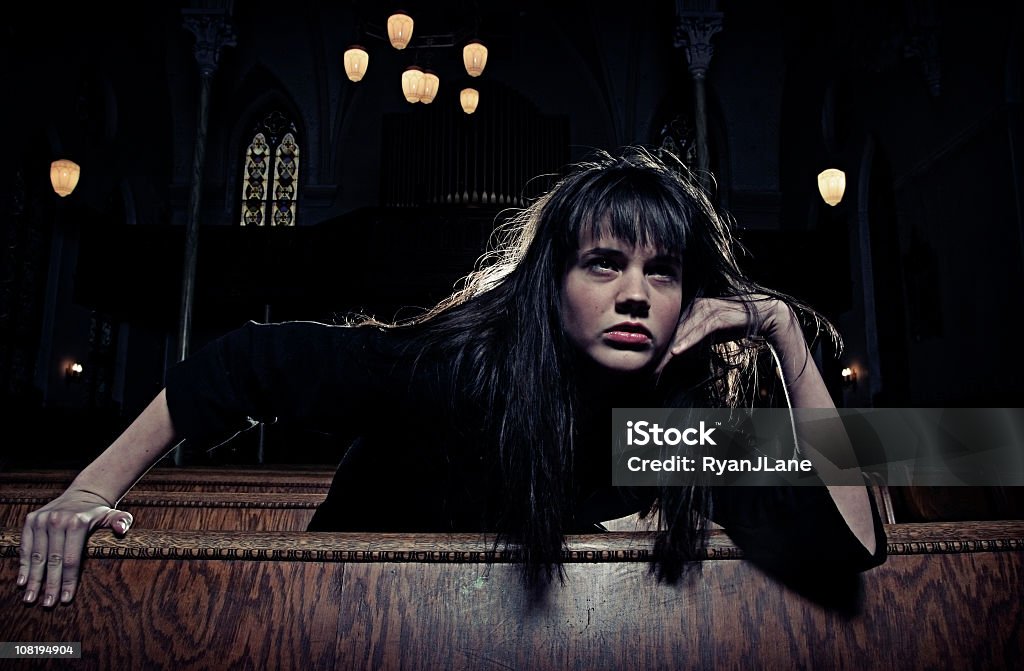 Escuro, Assustador mulher gótica na antiga catedral - Foto de stock de Banco de Igreja royalty-free