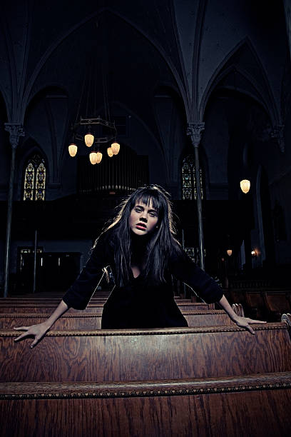 mode sombre spooky femme gothique de la cathédrale - cathedral gothic style indoors church photos et images de collection